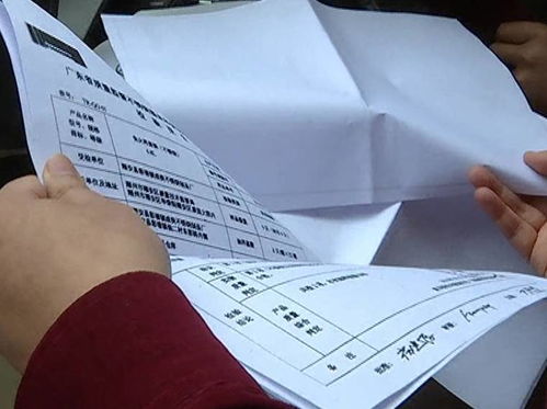 商販在仁和一小區(qū)內(nèi)銷(xiāo)售 環(huán)保鍋 ,號(hào)稱省電省氣保溫十小時(shí) 真有這么神奇